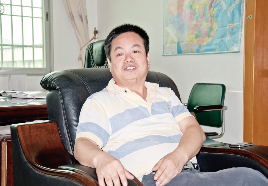 读了四年书的周小荣,出来帮家里做木工活,在1991年随着外出打工的大潮